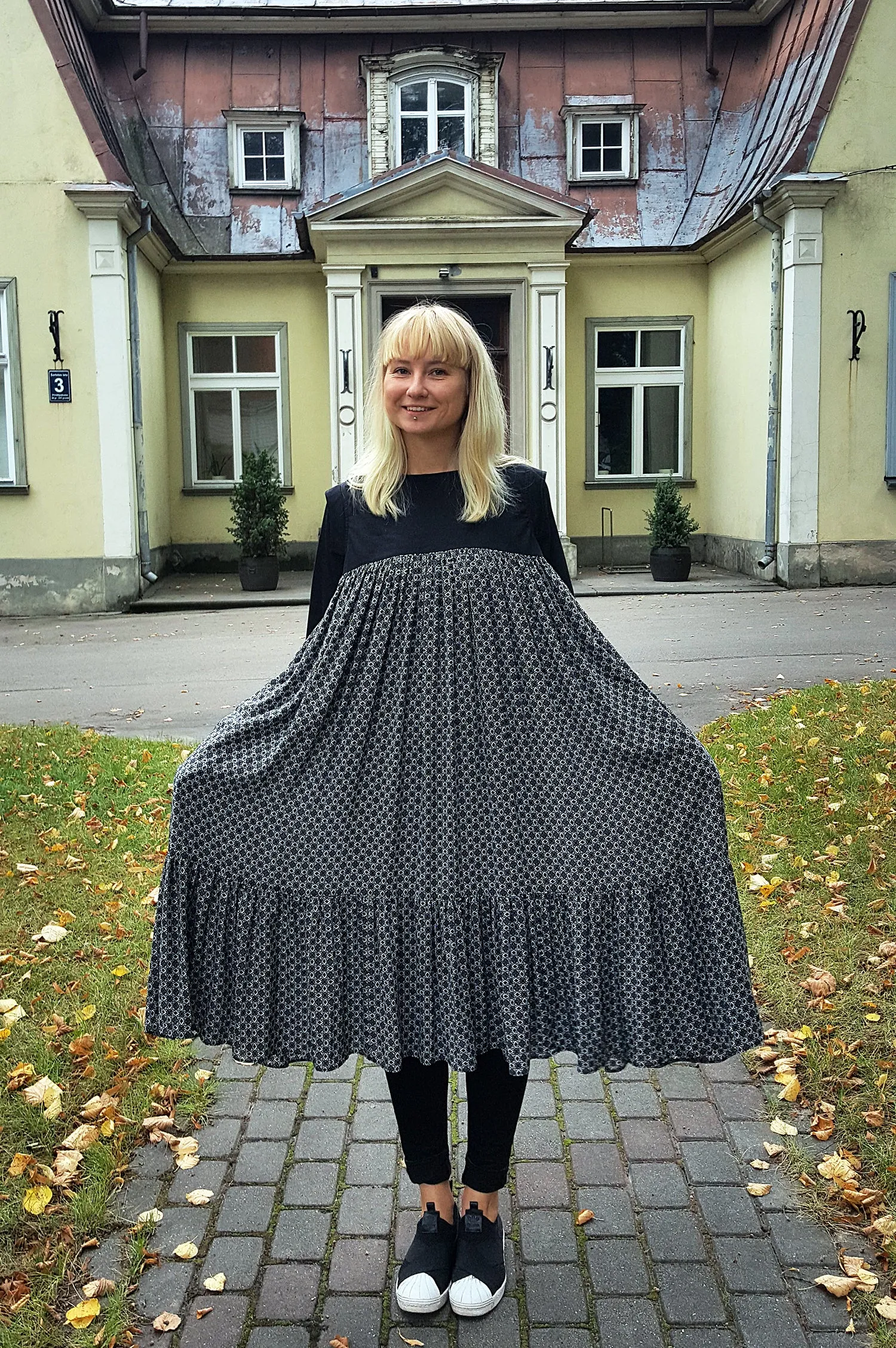 3/4 Sleeve Flowy Black and White Patterned Middle Lenght Dress with a Ruffle