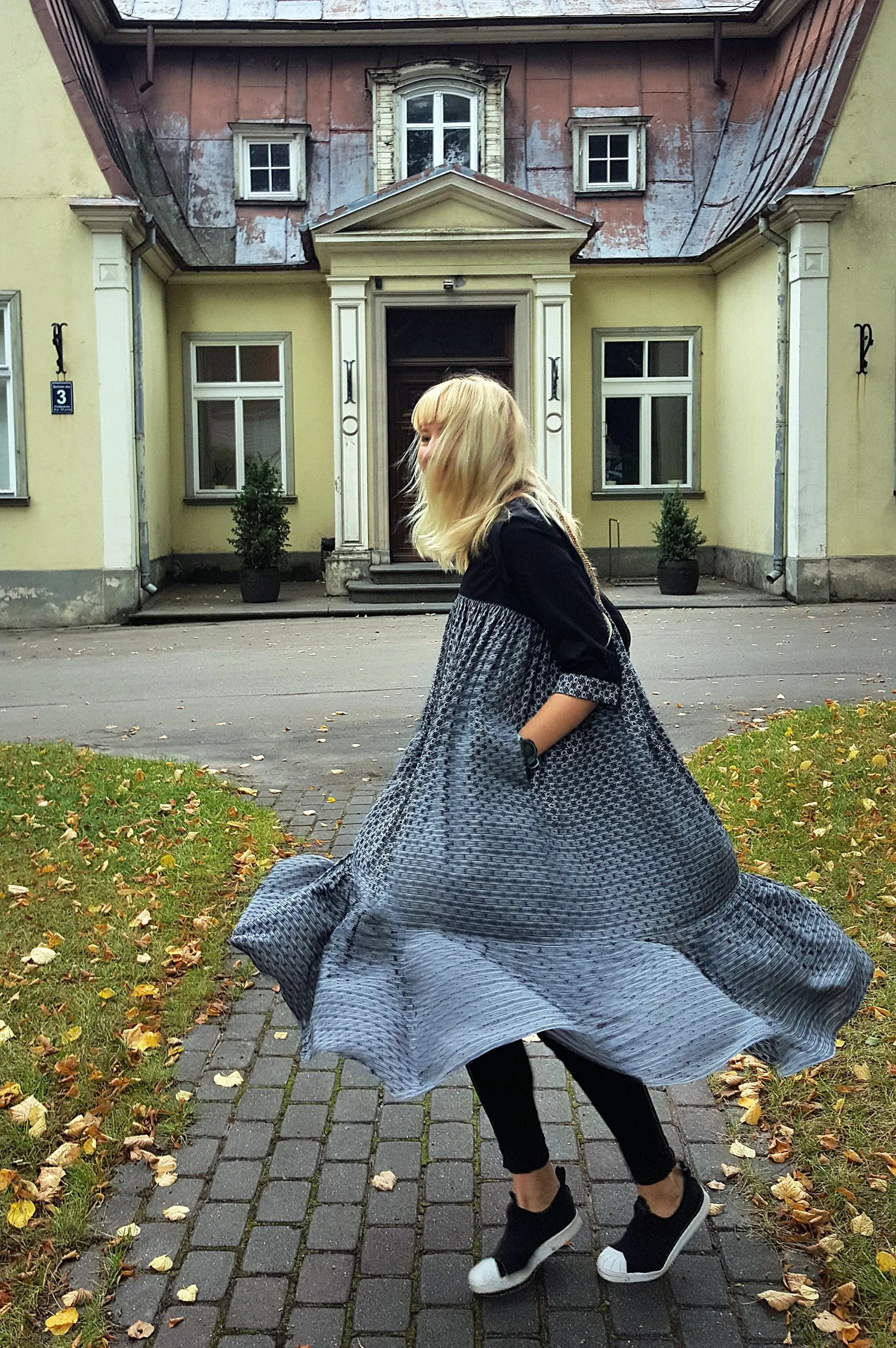 3/4 Sleeve Flowy Black and White Patterned Middle Lenght Dress with a Ruffle