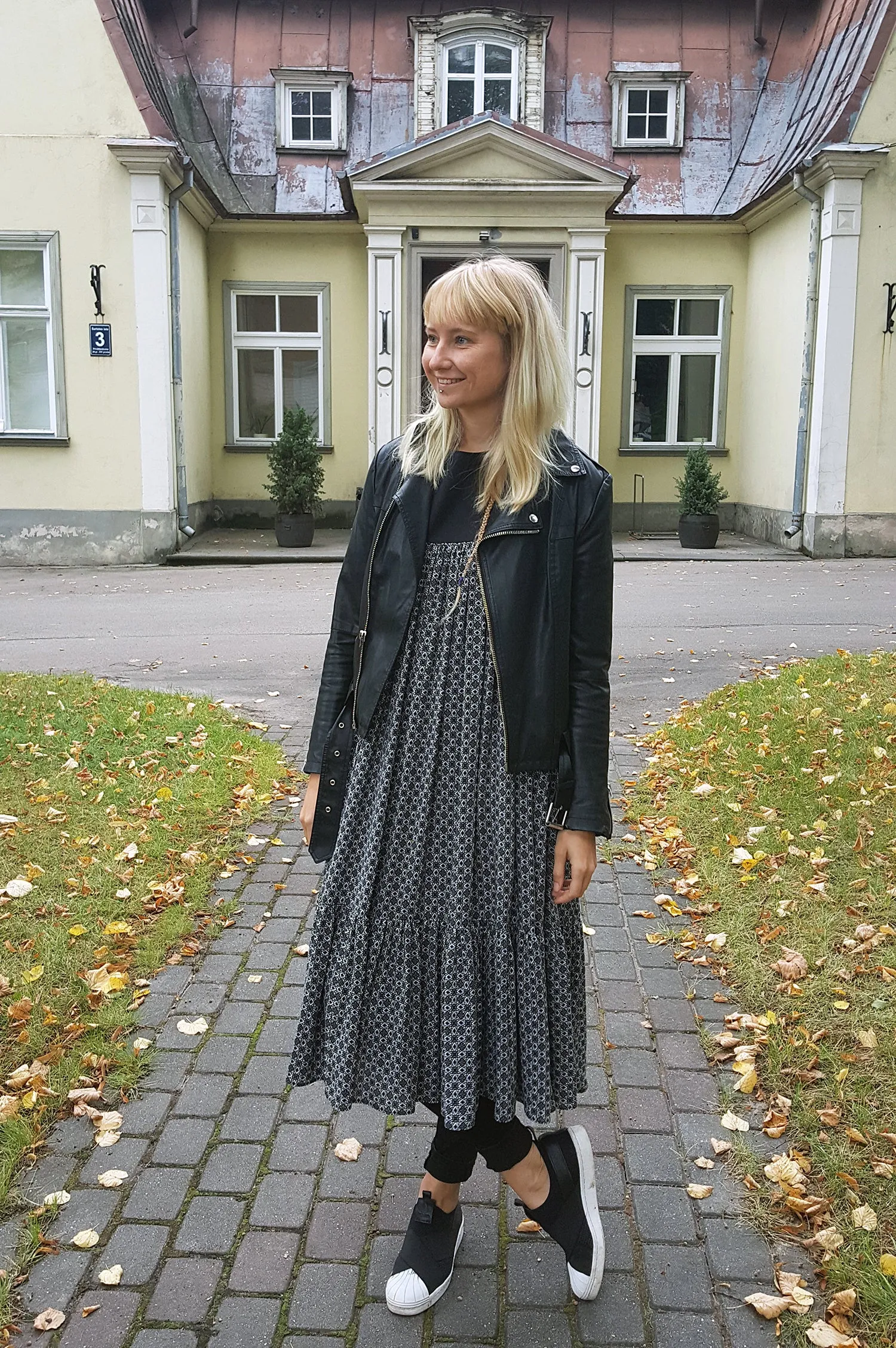 3/4 Sleeve Flowy Black and White Patterned Middle Lenght Dress with a Ruffle