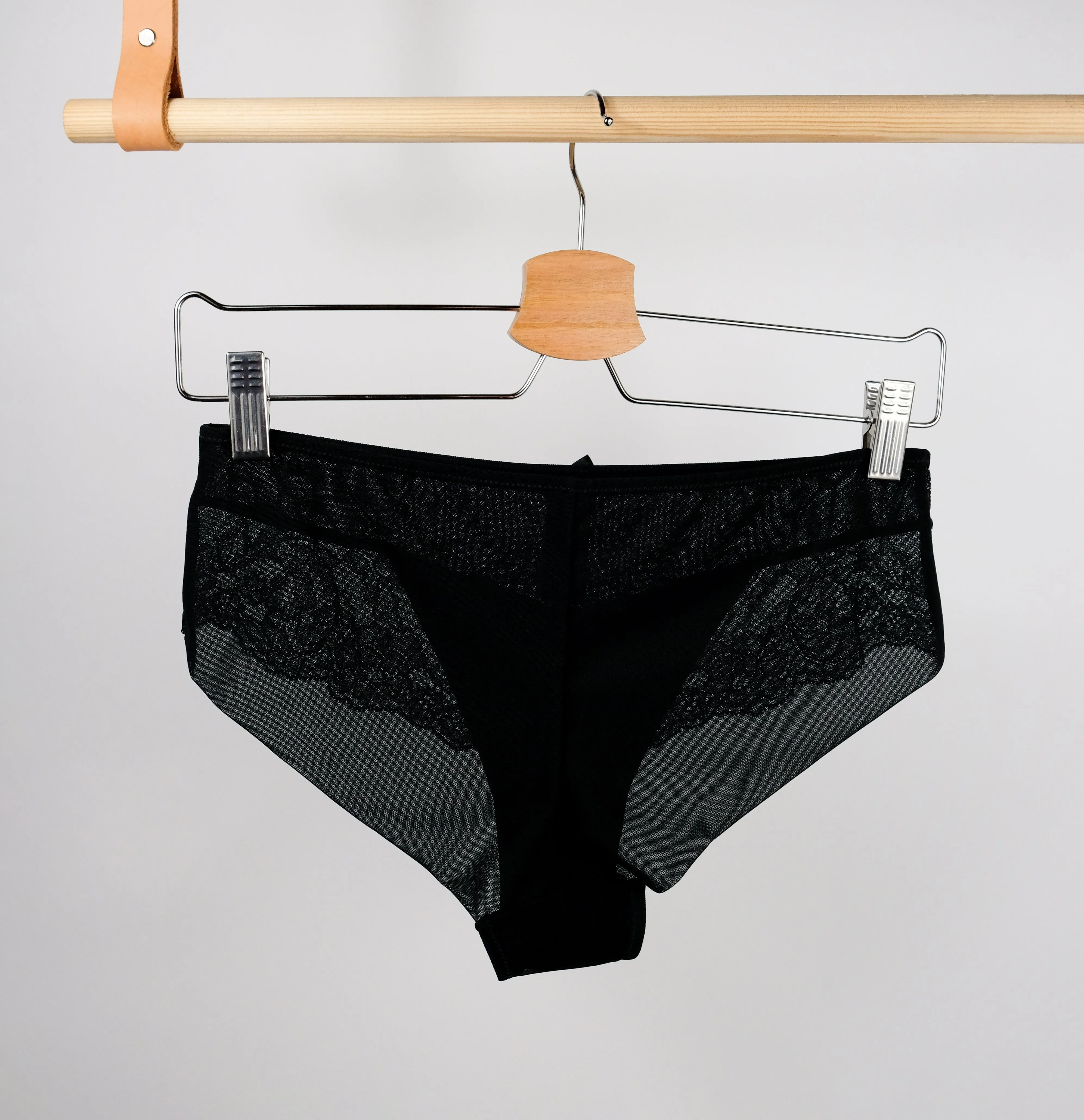 Lace seam-free brief [Black]